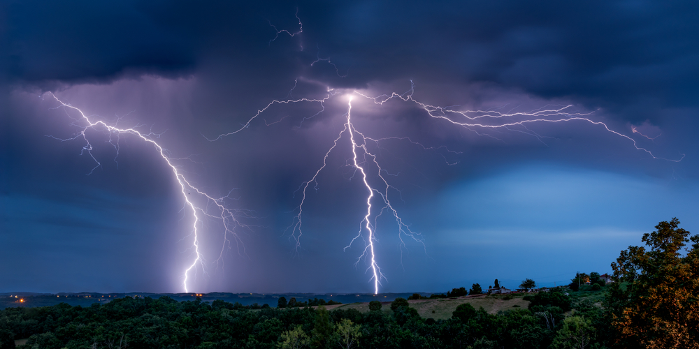 Pioruny, piorunochrony i ubezpieczenia &#8211; jak chronić dom i siebie przed wyładowaniami atmosferycznymi?